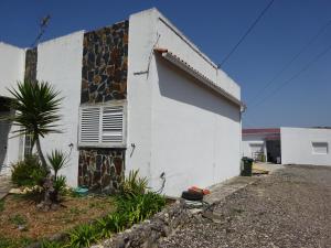 a white building with a window on the side of it at Casa do Pinheiro in Louriceira