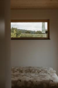 a window in a room with a bed in a room at Natururlaub by Klotz TINY HAUS d in Überlingen