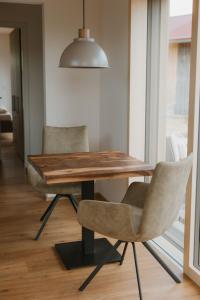 a dining room with a wooden table and chairs at Natururlaub by Klotz TINY HAUS d in Überlingen