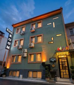 a green building with a sign in front of it at Kaleroom EDİRNE in Edirne