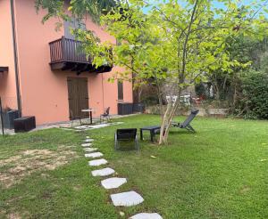 a garden with a tree and stepping stones at La Quiete di Rivalta in Rivalta Trebbia