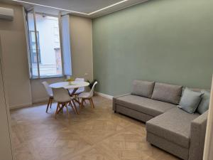 ein Wohnzimmer mit Sofa und Tisch in der Unterkunft Chagall Blangè in Asti