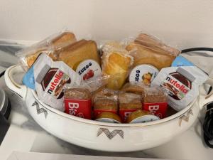 eine weiße Schüssel gefüllt mit Sandwiches und anderem Essen in der Unterkunft Chagall Blangè in Asti