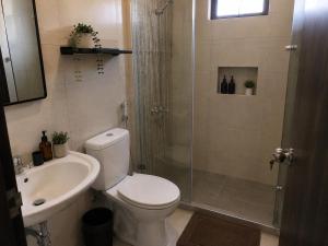 a bathroom with a shower and a toilet and a sink at Tiệm Ăn Villa 3 in Phước Lộc Xã