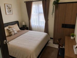 a bedroom with a bed and a window at Tiệm Ăn Villa 3 in Phước Lộc Xã