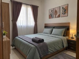 a bedroom with a large bed and a window at Tiệm Ăn Villa 3 in Phước Lộc Xã