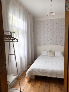 a bedroom with a bed with a ladder and a window at Taevaskoja külaliskorter in Taevaskoja