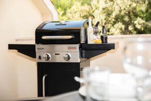 a grill sitting on top of a counter at Apartments Marijin Dvor in Splitska