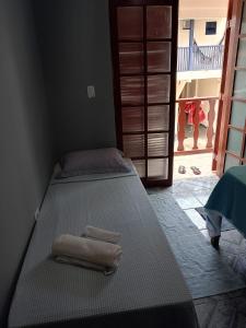 a bed in a room with two towels on it at Trindade Flat Azulmar in Trindade +1 photo