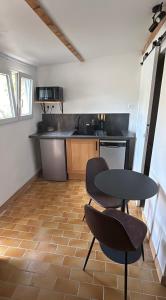 a small kitchen with a table and two chairs at Casa Geco in Flayosc