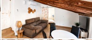 a living room with a couch and a television at Origen&Madera in Alcalá del Júcar