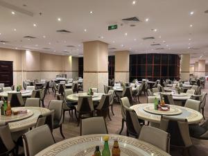 a dining room with tables and chairs with bottles on them at فندق الأرضُ المتميزه - Land Prime -1 in Mecca
