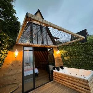 ein kleines Haus mit Badewanne auf einer Terrasse in der Unterkunft NatuGlamp in Medellín
