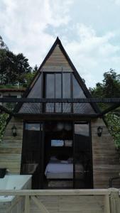 ein Zimmer mit einem Bett innerhalb eines Hauses in der Unterkunft NatuGlamp in Medellín