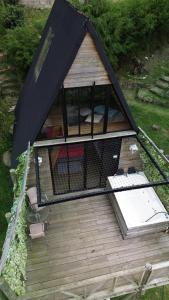 ein Hühnerstall auf einer Holzterrasse in der Unterkunft NatuGlamp in Medellín