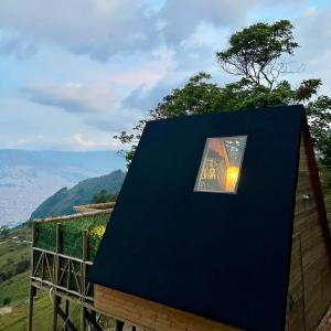 ein winziges Haus mit einem Fenster auf einem Balkon in der Unterkunft NatuGlamp in Medellín + 1 Foto