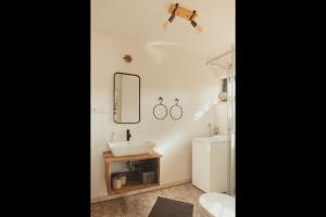 a bathroom with a sink and a mirror on the wall at gemütliches Holzhaus am See in Warin