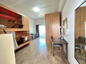 a room with a table and a desk in a room at Comfy hotels Suvarnabhumi in Suvarnabhumi Airport +32 photos