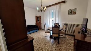 a living room with a table and a dining room at Appartamento in Via Cardella in Pitigliano