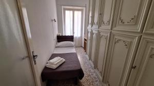 a hallway with two benches in a room with a window at Appartamento in Via Cardella in Pitigliano