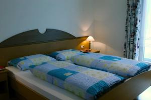 a bed with two pillows on it in a bedroom at Renates Ferienwohnungen in Meltina