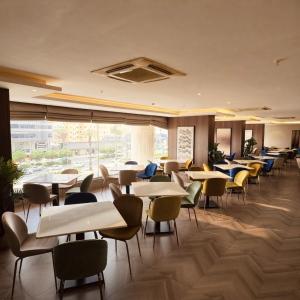 a restaurant with tables and chairs in a room at Park Elite Hotel - فندق بارك إيليت in Mecca +20 photos
