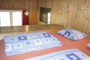 2 almohadas en una cama en una habitación en Bärghuus Axalp, en Axalp