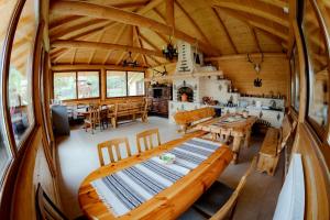 an overhead view of a dining room and kitchen in a log cabin at Complex Turistic Constantin Bucovina in Câmpulung Moldovenesc