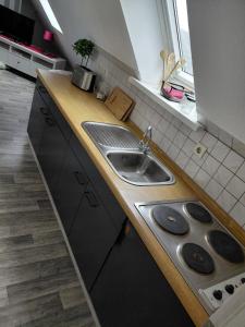 a kitchen with a sink and a counter top at Ferienwohnung Laeticia in Stedesdorf