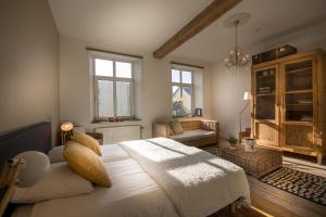 1 dormitorio con 1 cama grande en una habitación con ventanas en Samsam, en Meerssen