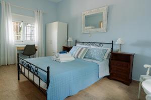 a bedroom with a bed and a desk and a mirror at Mareliva Retreat in Trinísia