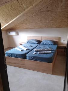 a bedroom with two beds with blue sheets at Hotel Nia in Ureki