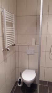 ein Bad mit einem weißen WC in einem Zimmer in der Unterkunft Ferienpark Tannenbruchsee in Neustadt am Rübenberge