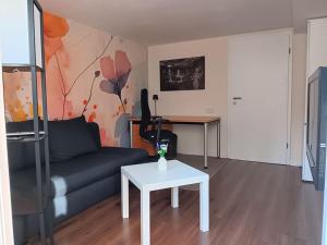 a living room with a couch and a table at Ferienwohnung unterm Kirschbaum in Großenlüder