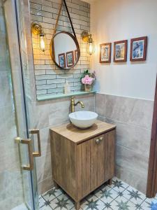 a bathroom with a sink and a mirror at The Willow Nest in Hambleden