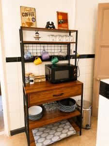 a shelf with a microwave and plates on it at Casa Tribu in Viña del Mar