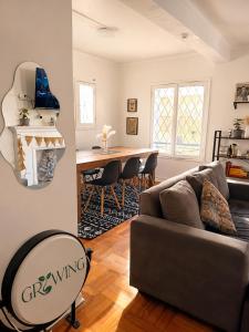 a living room with a couch and a table at Casa Tribu in Viña del Mar