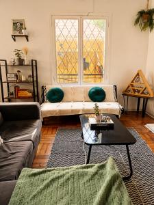 a living room with a couch and a table at Casa Tribu in Viña del Mar