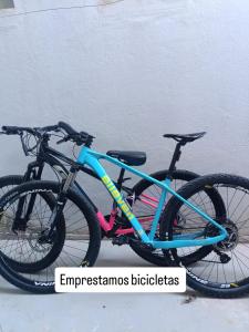 a bike is parked next to a wall at Apartamento Castelhanos Anchieta in Anchieta