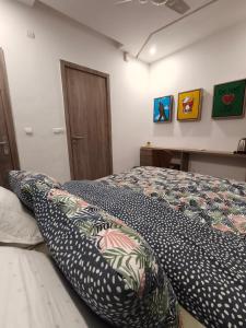 a bedroom with a bed and pillows on it at La Villa K - 1 Studio in Lomé