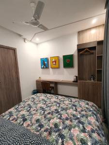 a bedroom with a bed and a desk at La Villa K - 1 Studio in Lomé