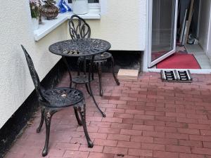 two chairs and a table in front of a door at Ferienwohnung Weinstrasse in Rostock