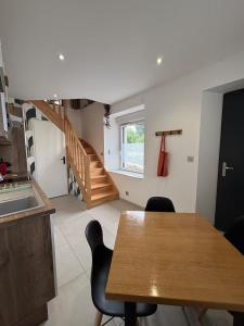 a kitchen with a table and chairs in a room at Charmante maison indépendante avec jardin, 45 m2, clim, parking in Mondeville