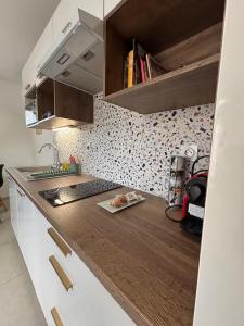 a kitchen with a wooden counter top in a room at Charmante maison indépendante avec jardin, 45 m2, clim, parking in Mondeville