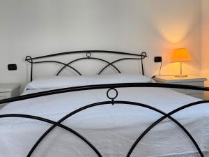 a bedroom with a black and white bed and two lamps at Casa L Oleandro in Torrenieri +6 photos