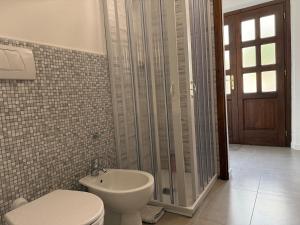 a bathroom with a toilet and a sink at Casa L Oleandro in Torrenieri