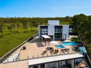 an aerial view of a house with a swimming pool at Pousada com piscina, jacuzzi e com vista em Capitólio - Casa Decore in Capitólio
