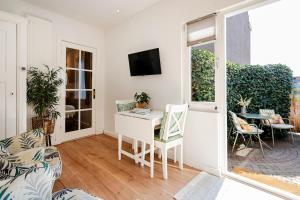 a living room with a desk and a window at Lou-Lou in Zandvoort