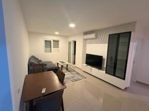 a living room with a couch and a television at Florida apartments in Golem