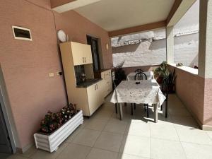 a small kitchen with a table and a dining room at Vila Islami in Durrës